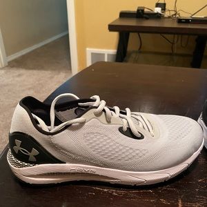 Brand new never worn mens size 9.5 Under Armour HOVR Sonic 5 running shoe